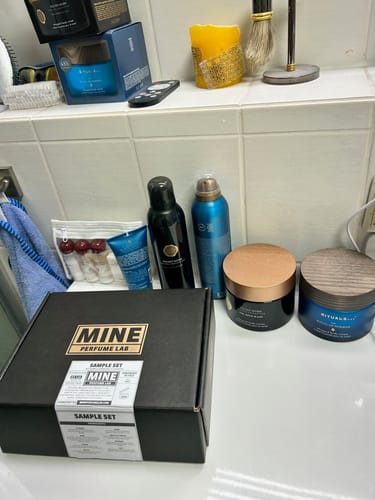 La scatola del Set campioni orientali e legnose del recensore, appoggiata sul ripiano di un bagno accanto ad altri prodotti.