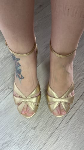 Customer photo review of Sandália Festa Meia Pata Couro Dourado