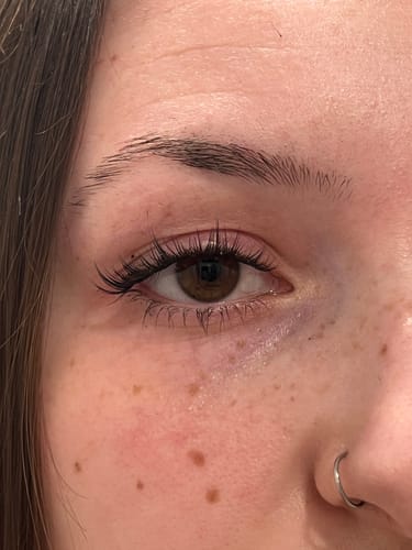 Close-up of a reviewer's eye wearing natural-looking Manga - Single Length lashes.