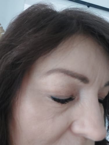 Nahaufnahme des Auges einer Kundin, das lange AYLASHES Wimpern und Lidstrich zeigt.