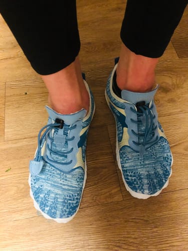 Customer wearing the light blue patterned Fast Ⅰ - Barefoot Shoes with toggle laces, standing on a wooden floor.