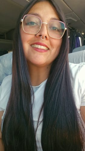 Reseñadora muestra su cabello largo y liso después de usar el tratamiento capilar Hidratox.