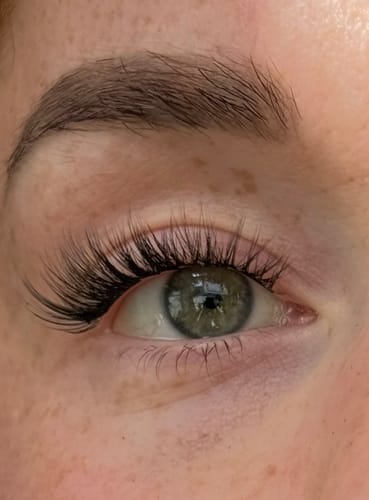Nahaufnahme des offenen Auges einer Kundin, die den langen Cat-Eye-Look der PRETTY WOMEN MAXI Wimpern zeigt.