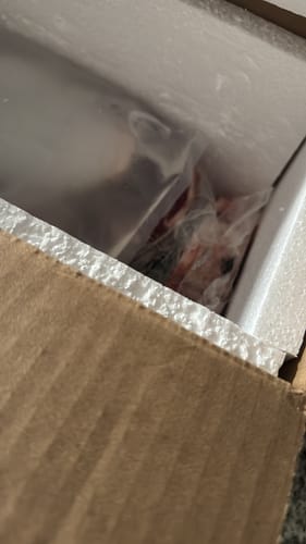 Vista parcial del Kit Cortes Finos de un cliente, con la carne sellada al vacío dentro de su empaque de unicel.
