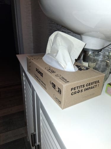 Boîte de mouchoirs d'un client dans son emballage en carton sur un comptoir de salle de bain.