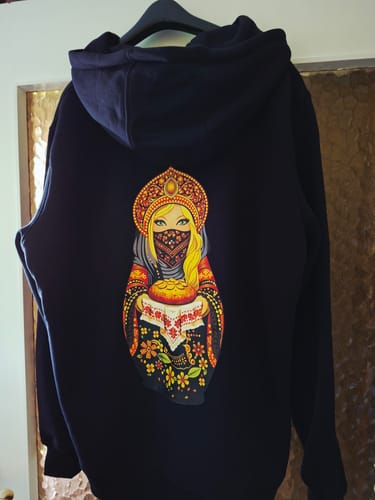 Customer photo review of SLAVIC GIRL BLOND - Herren Zip Hoodie mit Reißverschluss schwarz by SAEBIS®