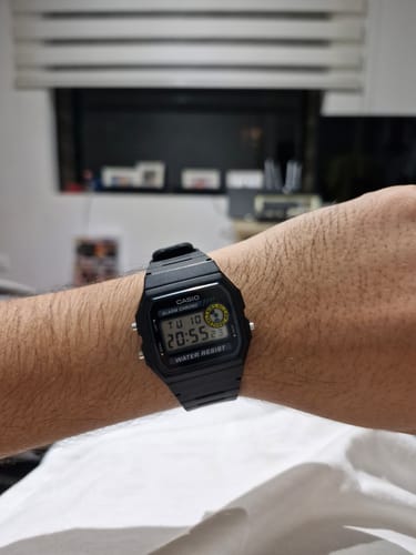 Primer plano del reloj Casio Vintage F-94WA-8DG negro en la muñeca de un cliente.