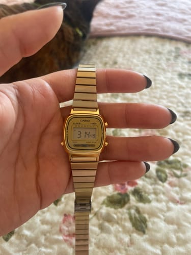 Reseñadora sostiene su reloj Casio Vintage dorado en la mano, mostrando su tamaño.