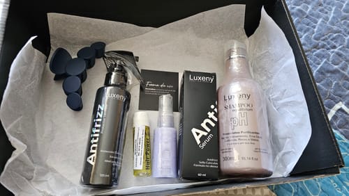Cliente muestra el contenido de su Mystery Summer Box con varios productos para el cabello.