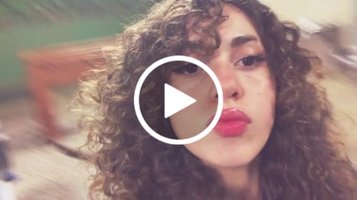 Customer video review of Peruca Portia Castanho 8/30 Cacheada