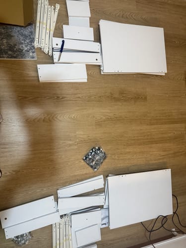 Müşterinin, Rani makyaj masasının kurulum öncesi zemine yayılmış demonte parçaları.