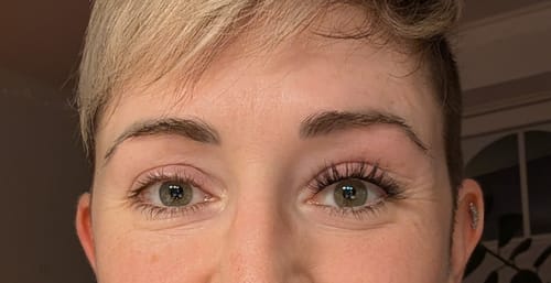 Nahaufnahme der Augen einer Kundin, die das LASH BABY STARTER KIT an einem Auge trägt, um den Unterschied zu zeigen.