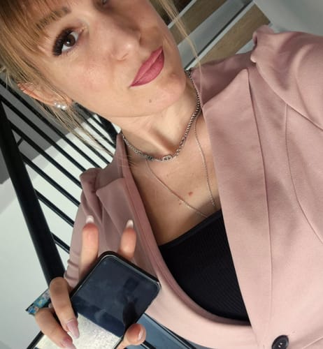 Rezensentin macht ein Selfie und zeigt ihre AYLASHES DIY-Wimpernextensions als Teil ihres Looks.