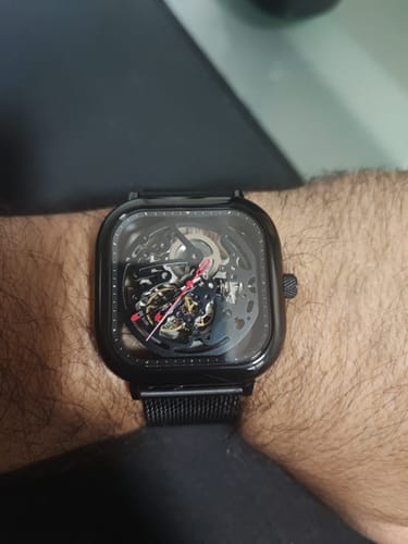 Cliente mostrando su Reloj Ciga Design C Series Skeleton negro en la muñeca.