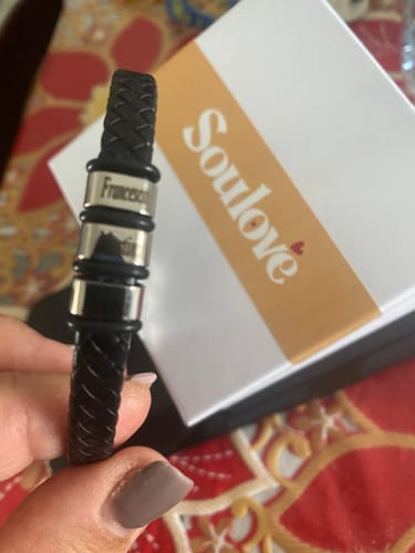 Customer photo review of Bracciale Papà Personalizzato con Nomi – Pelle Intrecciata Nera & Acciaio