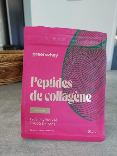 Photo d'un client montrant le sachet rose de Peptides de collagène, saveur moccha.