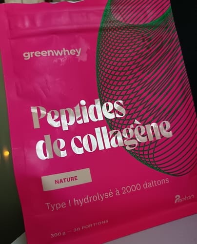 Client montrant le sachet rose vif des Peptides de Collagène, saveur Nature.