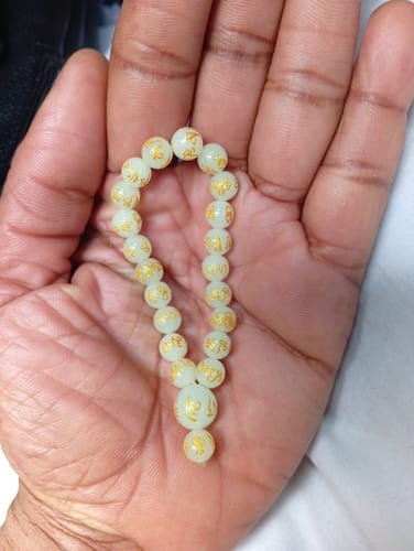 Customer photo review of Chapelet Bouddhiste de poignet en pierre Ye Ming Zhu gravée de mantra.