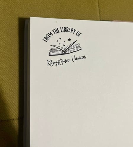 Customer photo review of Ex Libris Bücher Stempel mit anpassbaren Namen - Modell 'Books & Stars'