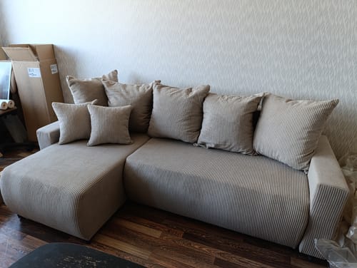 Pirkėjo kambaryje stovintis šviesus velvetinis minkštas kampas POLO.