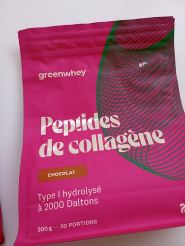 Client montrant le sachet rose vif des Peptides de Collagène saveur chocolat.