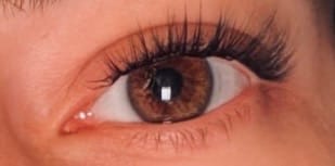 Nahaufnahme des Auges einer Kundin, das die voluminösen LASH BABY MAXI Wimpern trägt.