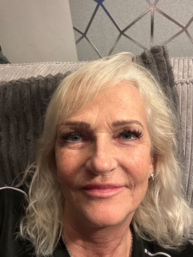 Nahaufnahme einer Kundin, die das Ergebnis des ALL-IN-ONE Wimpern Kits zeigt: lange und volle Wimpern.
