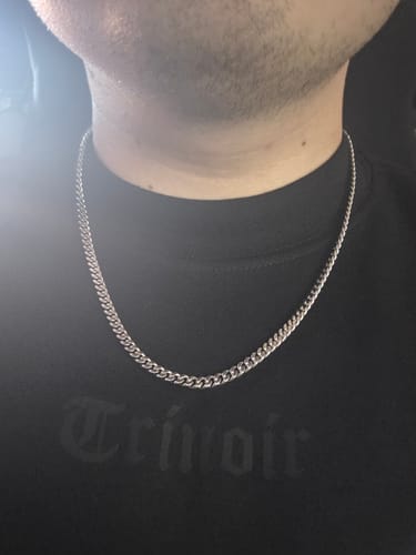 Cliente luciendo la Cadena Miami Cuban de 5mm sobre una camiseta negra.