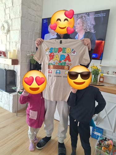 Ein Kunde präsentiert das personalisierte T-Shirt 'Super Papà' zusammen mit zwei Kindern.