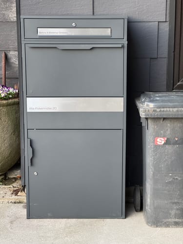 Customer photo review of XXL Paketbox mit Briefkasten | anthrazit - RAL7016 | personalisiert mit Edelstahl-Schildern