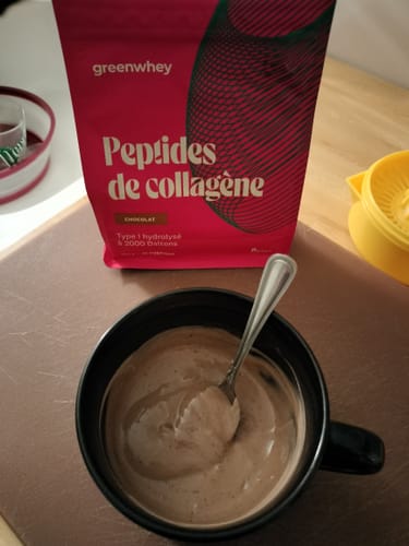 Avis d'un client : les Peptides de Collagène au chocolat mélangés dans une tasse noire, à côté du sachet du produit.