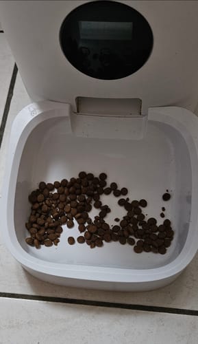 Avis d'un client sur les croquettes au poulet sans céréales servies dans un distributeur automatique blanc.
