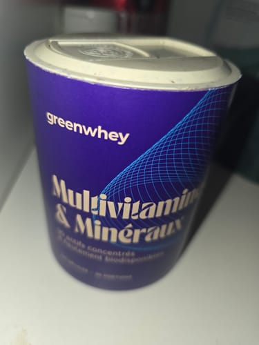 Gros plan sur le pot violet de Multivitamines & Minéraux du client.