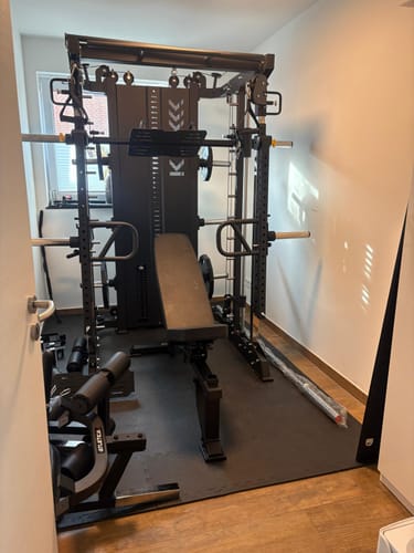 Kunde zeigt die komplett aufgebaute, schwarze KSK Multipresse in einem Trainingsraum.