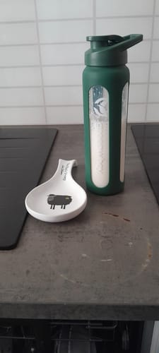 Le GreenShaker 2.0 d'un client sur un comptoir de cuisine, rempli d'une boisson lactée.