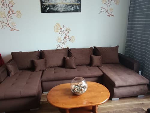 Kliento rudas minkštas kampas LOKO U, pastatytas svetainėje.