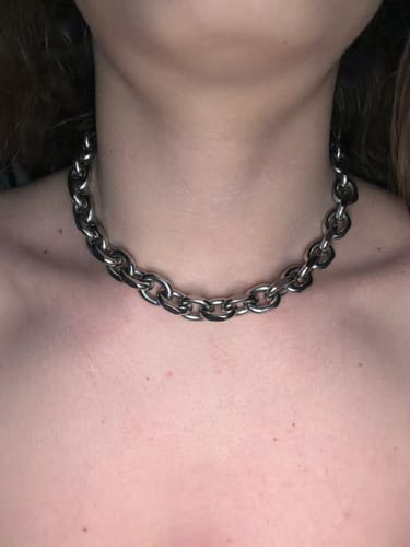 Customer showing a close-up of the 14MM HEAVY ARIES CHAIN around their neck.