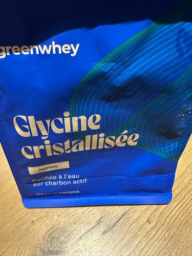 Gros plan sur le sachet bleu de Glycine cristallisée d'un client.
