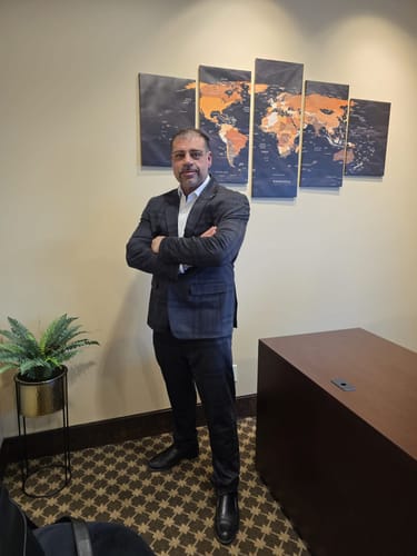 Client portant le pantalon noir BERETTA-SELLECK dans un bureau avec une veste élégante.