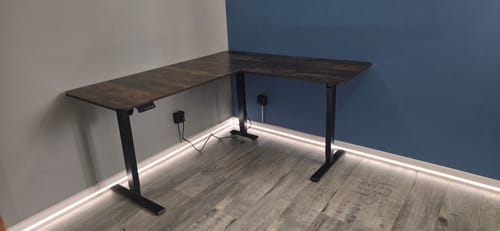 Customer photo review of Γωνιακό Ηλεκτρικό Γραφείο Ρυθμιζόμενου Ύψους 160x140x60 Καφέ με Πρίζες USB Θύρες και Ρόδες LS-D264K01