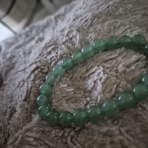 Avis d'un client : gros plan sur le joli bracelet en aventurine verte.