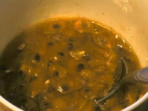 Rezensent zeigt das zubereitete Fruchtfleisch der Curuba aus der Passiflora Discovery Box in einer Tasse.