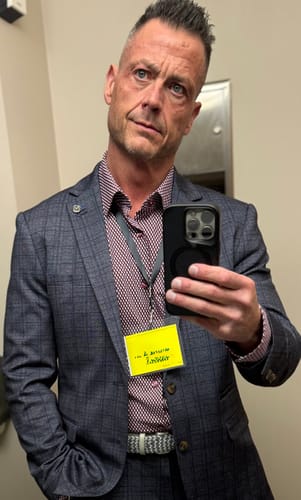 Client portant le pantalon Beretta-Fiennes avec un blazer assorti.