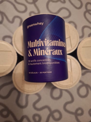 Avis d'un client : Gros plan sur le pot violet de Multivitamines & Minéraux.