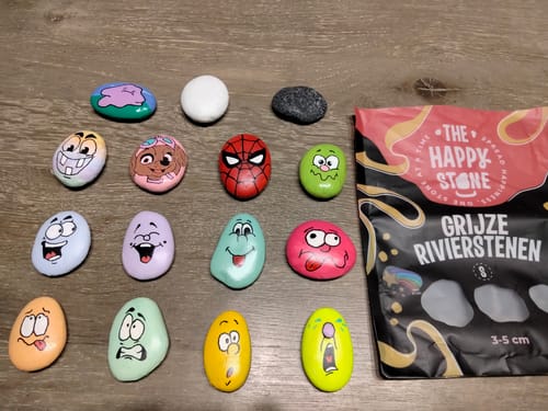 Customer photo review of 15/20 Stuks Grijze Schilderstenen 3-5 cm 1,5 KG Happy Stones + QR Codes voor de App