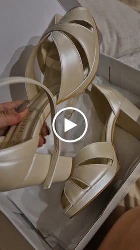 Customer video review of Sandália Noiva Meia Pata Couro Perolado Off White