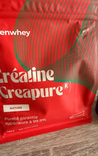 Gros plan par un client sur le sachet rouge de Créatine Creapure®.