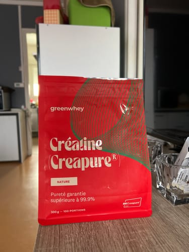 Avis d'un client : le sachet rouge de Créatine Creapure® est posé sur une table en bois.