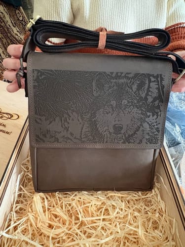 Customer photo review of Іменна чоловіча шкіряна сумка на плече, месенджер з гравіюванням "Вовк"