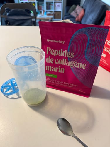 Un client prépare ses Peptides de Collagène Marin avec un shaker transparent sur une table.